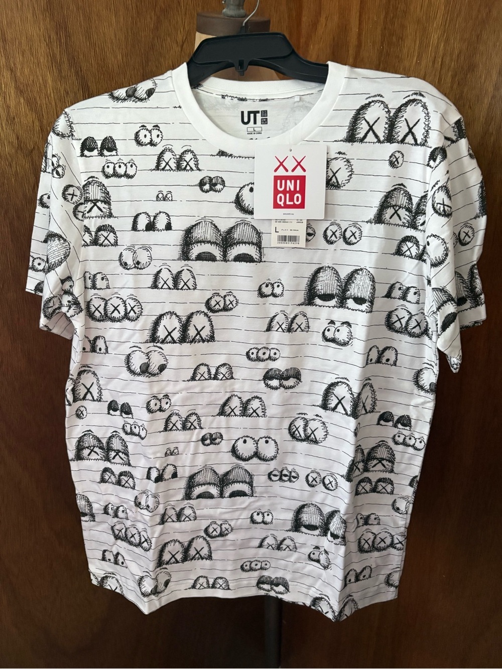 NEW KAWS x UNIQLO 2016 sz L White AOP Tee XX Eye Balls Short Sleeve Tshirt